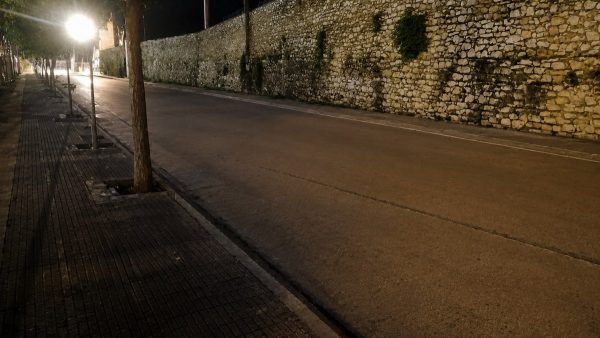 Στα σκοτάδια ο δρόμος μπροστά από το δημαρχείο Λαμίας