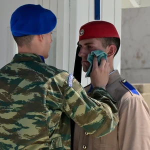 Αγέρωχοι οι Εύζωνες κάτω από τον καυτό ήλιο της Αθήνας – Τηρούν με απόλυτη συνέπεια το τελετουργικό