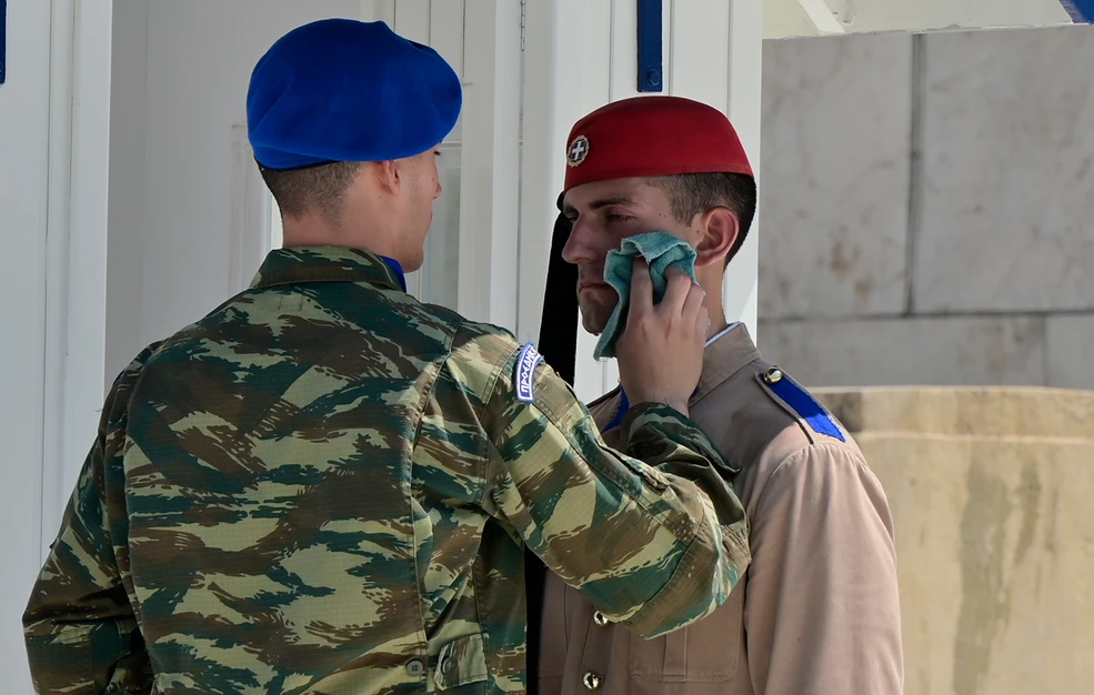 Αγέρωχοι οι Εύζωνες κάτω από τον καυτό ήλιο της Αθήνας – Τηρούν με απόλυτη συνέπεια το τελετουργικό