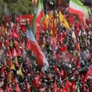 Το Ιράν κηδεύει τον Αλί Χαμενεΐ – Εκατομμύρια άνθρωποι στα μαύρα στην κηδεία του στη Μασχάντ, απών ο γιος του Μοτζταμπά