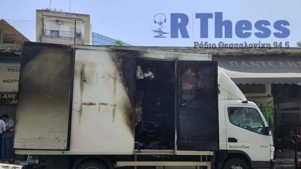 Φορτηγό εν κινήσει τυλίχθηκε στις φλόγες στη Θεσσαλονίκη