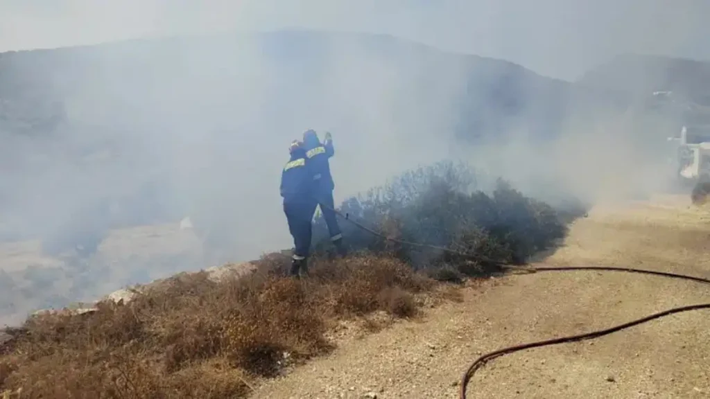 Φωτιά στην Πάρο: Μάχη με τις φλόγες και τις αναζωπυρώσεις πριν πέσει η νύχτα – Οι ισχυροί άνεμοι δυσκολεύουν το έργο