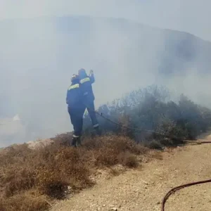 Φωτιά στην Πάρο: Μάχη με τις φλόγες και τις αναζωπυρώσεις πριν πέσει η νύχτα – Οι ισχυροί άνεμοι δυσκολεύουν το έργο