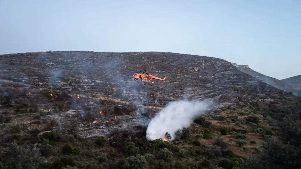 Φωτιά στην Πάρο: Ισχυρές πυροσβεστικές δυνάμεις – Στη μάχη και εναέρια μέσα