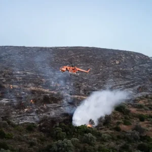 Φωτιά στην Πάρο: Ισχυρές πυροσβεστικές δυνάμεις – Στη μάχη και εναέρια μέσα