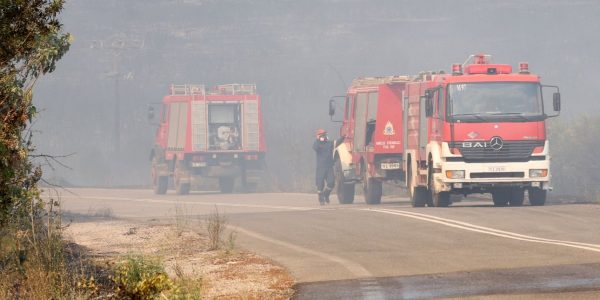 Στο νοσοκομείο δύο δασοπυροσβέστες από το μέτωπο της Βοιωτίας