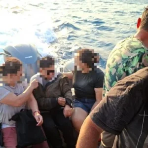 Βίντεο με τους απεγκλωβισμούς διά θαλάσσης από τη μεγάλη φωτιά στο Ρέθυμνο