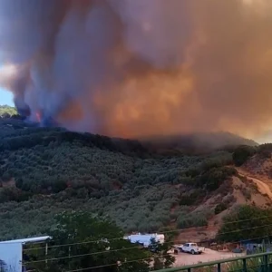 Μεγάλη φωτιά στο Κομπότι Άρτας: Ενισχύθηκαν οι δυνάμεις, επιχειρούν 8 εναέρια