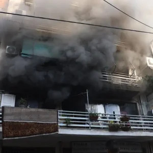Φωτιά σε διαμέρισμα στον Πειραιά – Ισχυρές δυνάμεις της Πυροσβεστικής στο σημείο