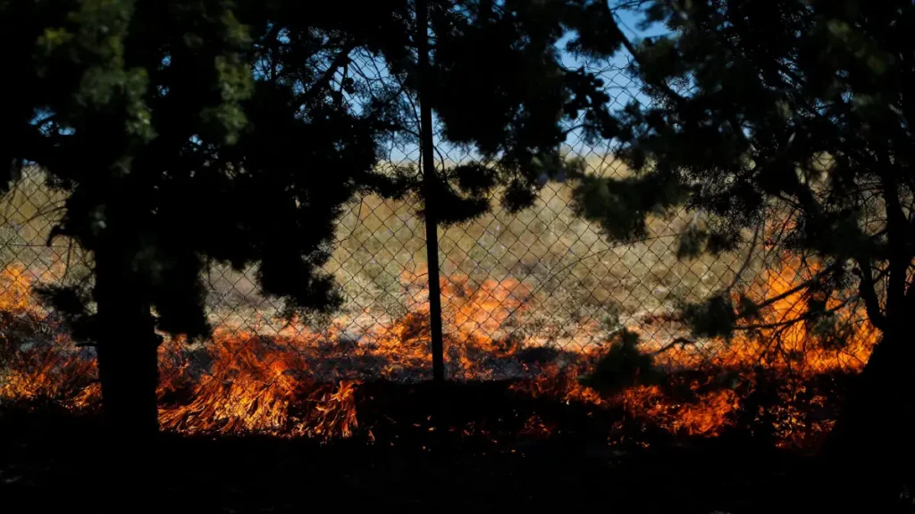 Πυρκαγιά στο Κορωπί: Πάνω από 45 πυροσβέστες για την κατάσβεσή της