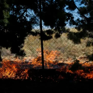 Πυρκαγιά στο Κορωπί: Πάνω από 45 πυροσβέστες για την κατάσβεσή της