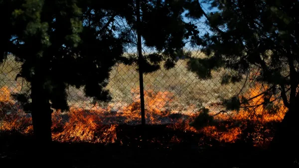 Πυρκαγιά στο Κορωπί: Πάνω από 45 πυροσβέστες για την κατάσβεσή της