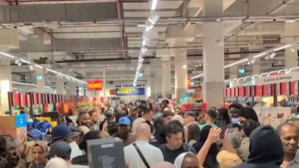 Κύμα καύσωνα και αισχροκέρδειας στη Γαλλία: Έπαιξαν ξύλο για να αγοράσουν κλιματιστικά 179 ευρώ και τα πουλούν έως και 700