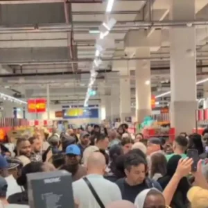 Κύμα καύσωνα και αισχροκέρδειας στη Γαλλία: Έπαιξαν ξύλο για να αγοράσουν κλιματιστικά 179 ευρώ και τα πουλούν έως και 700