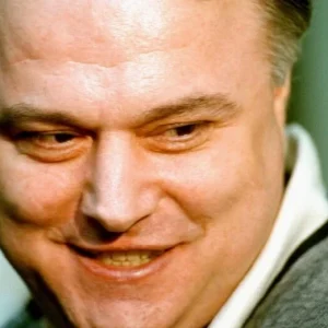 Πώς ένας άνθρωπος που εμφανίστηκε από το πουθενά κατάφερε να αποκτήσει ολόκληρη τράπεζα και να χτίσει έναν μιντιακό όμιλο