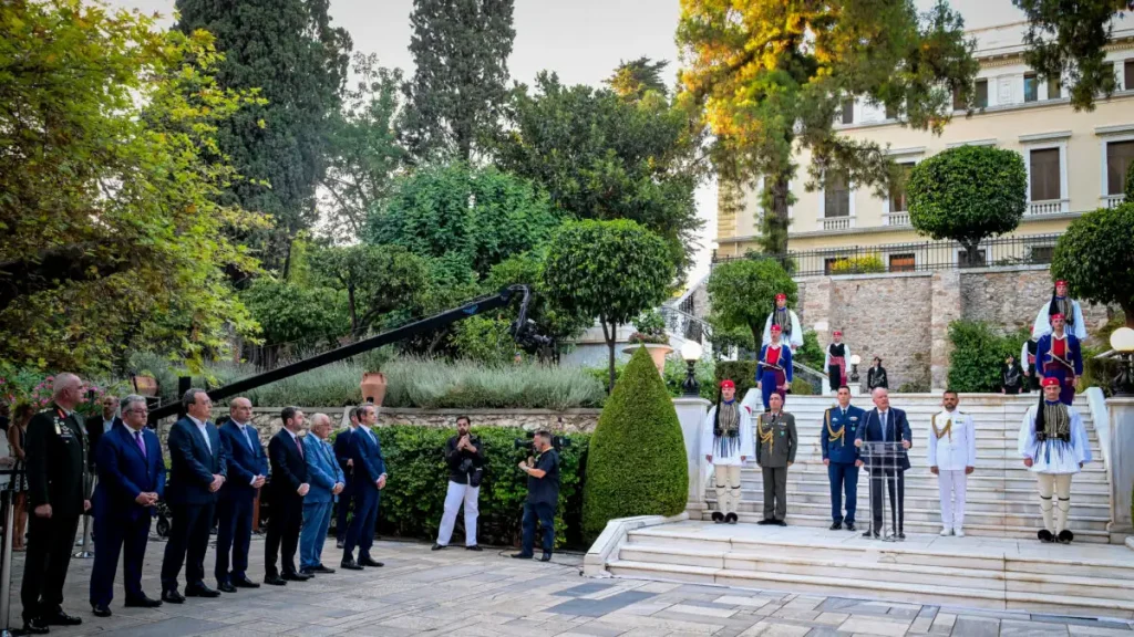Η δεξίωση για την 52η επέτειο Αποκατάστασης της Δημοκρατίας μέσα στο Προεδρικό Μέγαρο λόγω κακοκαιρίας – 1700 οι προσκεκλημένοι
