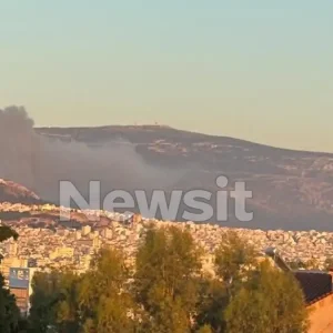 Πάρκο Γουδή: Μεγάλη φωτιά στο παλιό κτίριο του θεάτρου Badminton και μήνυμα του 112