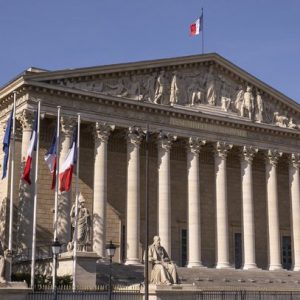 Την ισόβια κάθειρξη για τους κατά συρροή βιαστές ανηλίκων κάτω των 15 ετών ενέκρινε η γαλλική Εθνοσυνέλευση
