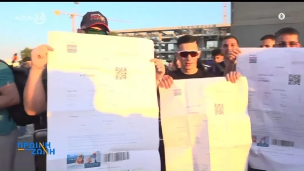 Το τερμάτισαν πιτσιρικάδες που πήγαιναν στην Πάρο: Τύπωσαν τα εισιτήριά τους σε αφίσες και έγιναν viral