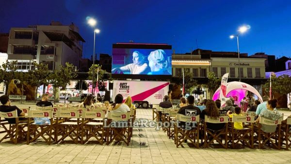 Η Πλατεία Πάρκου μετατράπηκε σε θερινό σινεμά και «τράβηξε» τα βλέμματα (ΒΙΝΤΕΟ-ΦΩΤΟ)