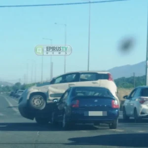 Πρωτοφανές τροχαίo: Αυτοκίνητο… σκαρφάλωσε στο καπό άλλου οχήματος (ΦΩΤΟ)
