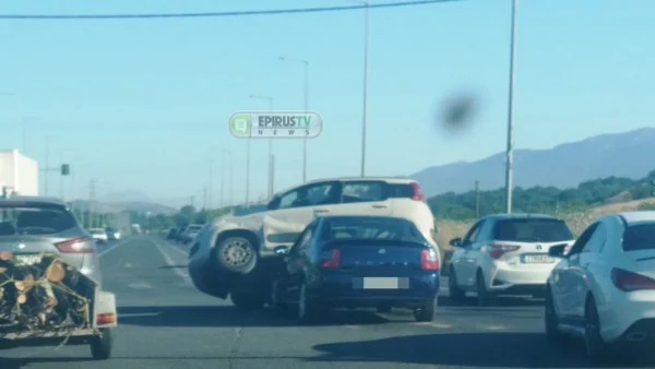 Πρωτοφανές τροχαίo: Αυτοκίνητο… σκαρφάλωσε στο καπό άλλου οχήματος (ΦΩΤΟ)