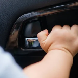 Ηλιούπολη: Αγοράκι 2,5 ετών κλειδώθηκε ολομόναχο μέσα σε αυτοκίνητο – Αστυνομικοί έσπασαν το παράθυρο του οδηγού και το έσωσαν