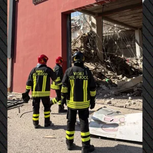 Τριώροφο κτίριο κατέρρευσε στη Σικελία, πληροφορίες για τρεις τραυματίες και επτά αγνοούμενους, βίντεο