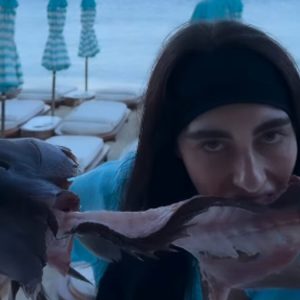 Μύκονος: Γνωστή Ιταλίδα ηθοποιός και μοντέλο έφαγε ωμό ψάρι στο Nammos χορεύοντας και έγινε viral