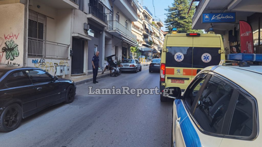 Λαμία: Μηχανάκι παρέσυρε πεζό στην οδό Καραϊσκάκη - Δείτε εικόνες
