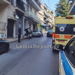 Λαμία: Μηχανάκι παρέσυρε πεζό στην οδό Καραϊσκάκη - Δείτε εικόνες