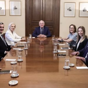 Συνάντηση της Ρένας Καραλαριώτου με τον Πρόεδρο της Δημοκρατίας, Κωνσταντίνο Τασούλα (ΦΩΤΟ)