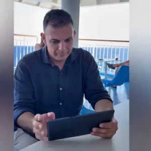 Ο Γιώργος Καραμέρος εντάχθηκε στην ΕΛΑΣ του Αλέξη Τσίπρα και το ανακοίνωσε από πλοίο