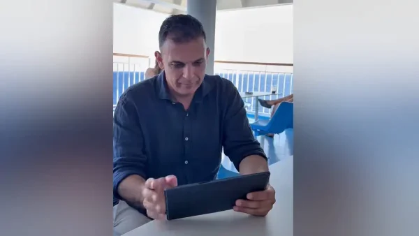 Ο Γιώργος Καραμέρος εντάχθηκε στην ΕΛΑΣ του Αλέξη Τσίπρα και το ανακοίνωσε από πλοίο