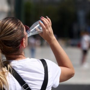 Καύσωνας και εργασία: Ακόμη και παύση εργασιών προβλέπει η εγκύκλιος