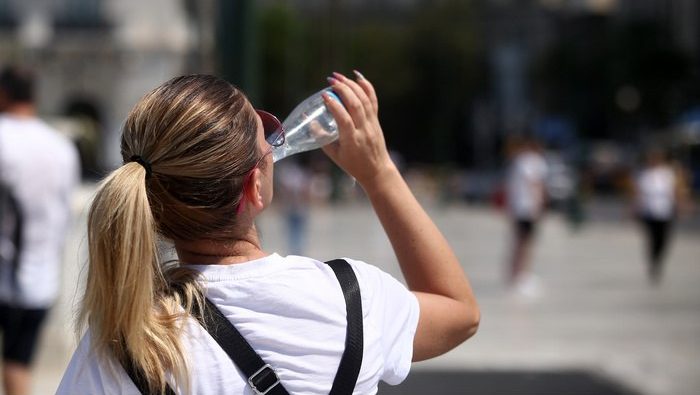 Καύσωνας και εργασία: Ακόμη και παύση εργασιών προβλέπει η εγκύκλιος