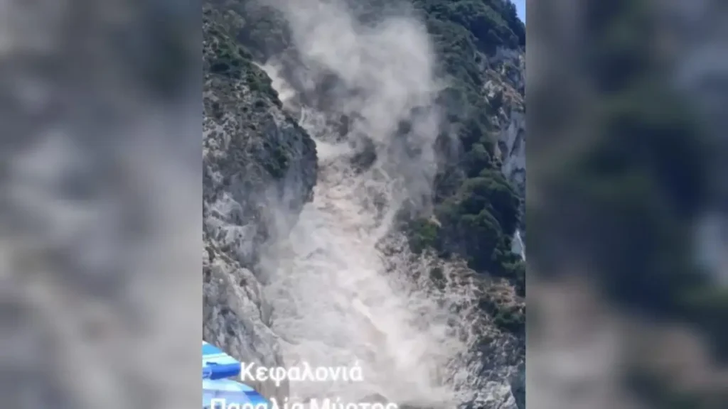 Κεφαλονιά: Κατολίσθηση στον Μύρτο – Βράχια και χώματα κατέληξαν στην παραλία