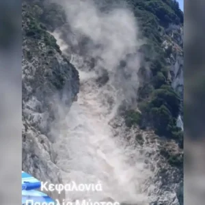 Κεφαλονιά: Κατολίσθηση στον Μύρτο – Βράχια και χώματα κατέληξαν στην παραλία