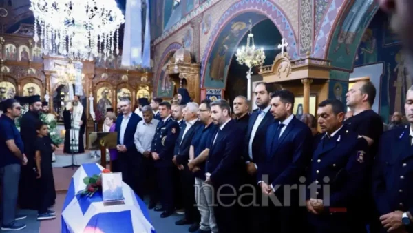 Μανώλης Στρατιδάκης: Σε κλίμα συγκίνησης η κηδεία του 58χρονου πυροσβέστη στο Γερακάρι Αμαρίου