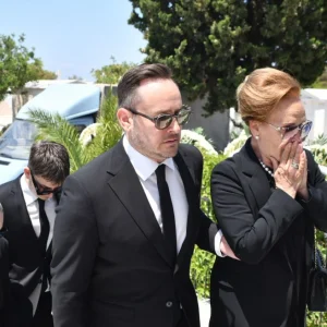 Συγκίνηση στο τελευταίο αντίο στον Βασίλη Λεβέντη, «δεν είμαι βιολογικό του παιδί, αλλά είχα την τύχη να τον αποκαλώ πατέρα» είπε ο γιος του