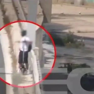 Νεαρός μπήκε με το ηλεκτρικό πατίνι στον Κηφισό και εγκλωβίστηκε στη νησίδα – Δείτε βίντεο