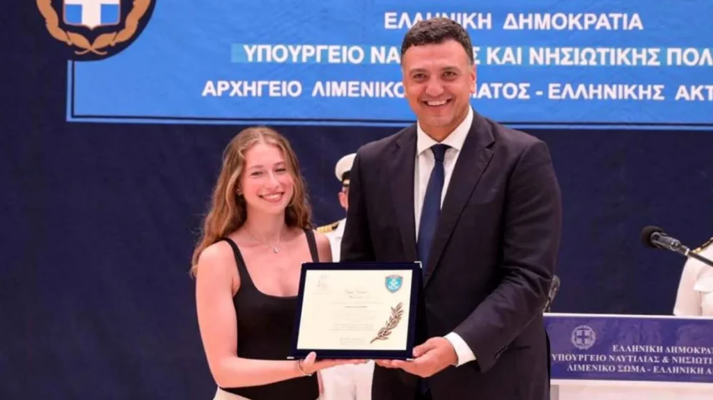 Ο Κικίλιας βράβευσε τη ναυαγοσώστρια που έσωσε επτά λουόμενους, ανάμεσα τους και δύο παιδιά, στην Κεφαλονιά