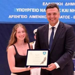 Ο Κικίλιας βράβευσε τη ναυαγοσώστρια που έσωσε επτά λουόμενους, ανάμεσα τους και δύο παιδιά, στην Κεφαλονιά
