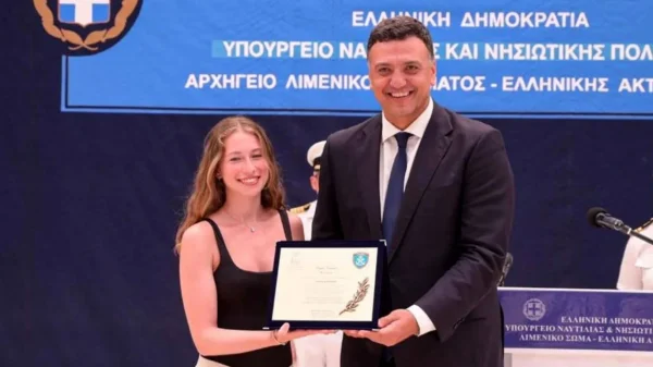 Ο Κικίλιας βράβευσε τη ναυαγοσώστρια που έσωσε επτά λουόμενους, ανάμεσα τους και δύο παιδιά, στην Κεφαλονιά