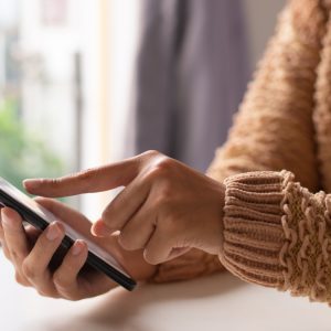 Μεγαλύτερες οθόνες ζητούν οι Ευρωπαίοι για σημαντικές εργασίες από το κινητό - Τις αφήνουν ημιτελείς υπό τον φόβο λαθών