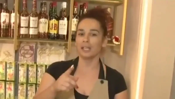 Νίκαια: «Άρχισα και τον χτύπαγα για να φύγει» λέει η υπάλληλος ζαχαροπλαστείου που έδιωξε τον ληστή με σφουγγαρίστρα