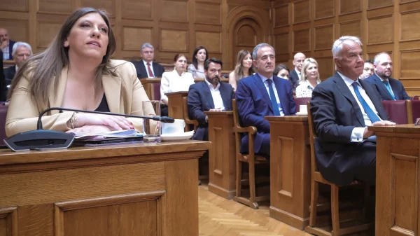 «Δεν είναι ώρα για γλυκά»: Έντονο επεισόδιο Κωνσταντοπούλου για το κέρασμα του Ξανθόπουλου στην Επιτροπή Θεσμών