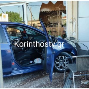 Κορινθία: Αυτοκίνητο «μπούκαρε» σε καφενείο έπειτα από μια «τρελή» πορεία – Δείτε εικόνες από το σημείο