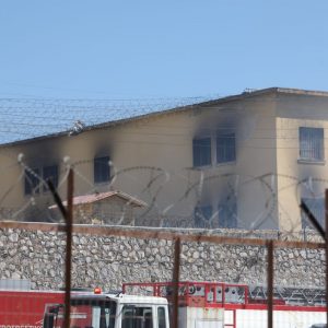 Φωτιά στις φυλακές Κορυδαλλού: Πυκνοί καπνοί βγαίνουν μέσα από τα κελιά