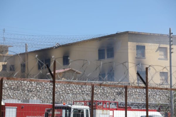 Φωτιά στις φυλακές Κορυδαλλού: Πυκνοί καπνοί βγαίνουν μέσα από τα κελιά – Κρατούμενοι έβαλαν φωτιά σε στρώματα